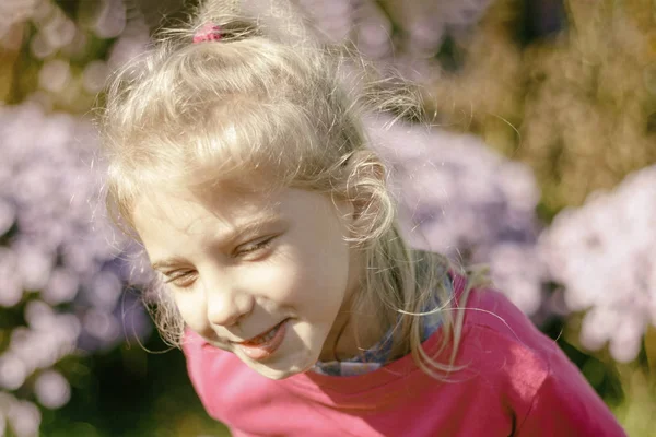 Meisje Met Witte Haren Glimlacht Heldere Achtergrond Geen Focus — Stockfoto