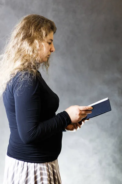 Chica Con Libro Sus Manos Sobre Fondo Oscuro — Foto de Stock