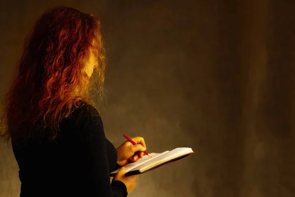 Chica Con Libro Sus Manos Sobre Fondo Oscuro — Foto de Stock