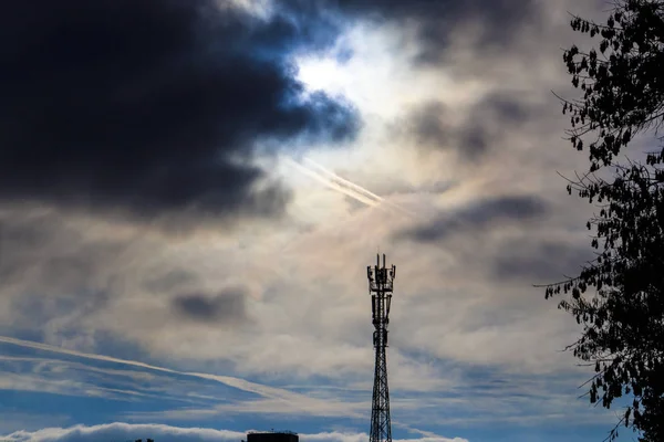Céu Negro Torre Telecomunicações Contra Céu Nublado Tempestuoso — Fotografia de Stock