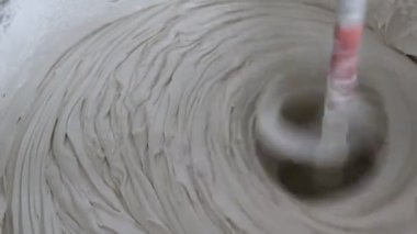 beyaz macun karıştırma. Mikser çalışır. özgün bir ses vardır. Genel onarım ve yenileme. Ev geliştirme. yakın çekim