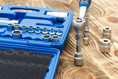 Araba için başları kümesi onarır. ahşap mavi bir arka plan üzerinde kilit. Ratchet yakın çekim