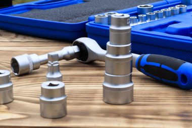 Araba için başları kümesi onarır. ahşap mavi bir arka plan üzerinde kilit. Ratchet yakın çekim