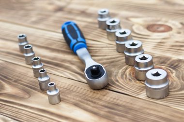 Araba için başları kümesi onarır. ahşap mavi bir arka plan üzerinde kilit. Ratchet yakın çekim