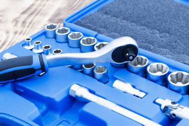 Araba için başları kümesi onarır. ahşap mavi bir arka plan üzerinde kilit. Ratchet yakın çekim