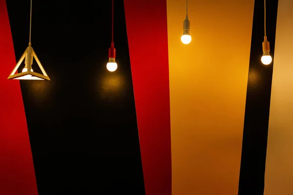 Elektrické Světlo Lampy Visící Zdobí Domácí Interiér — Stock fotografie
