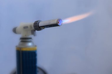 Yanan gaz, gaz yakıcı, yüz dolar yakar. Doğal gaz, artan fiyatlar ve gaz kayıp sorunları kavramı