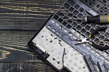 Bilgisayar onarım kavramı. kırık bir klavye, bir tornavida ve pense, bir kamera, bir lens. Orada tonlama