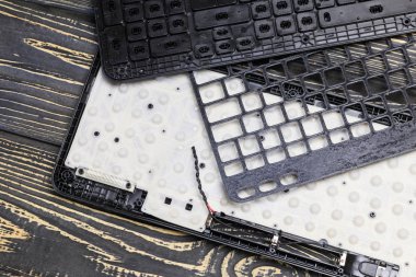 Bilgisayar onarım kavramı. kırık bir klavye, bir tornavida ve pense, bir kamera, bir lens. Orada tonlama