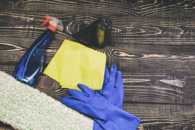 koyu ahşap arka plan, paspas ve eldiven. bir kazıyıcı gözlük ve temizlik ürünleri için vardır. tanirovanie olduğunu