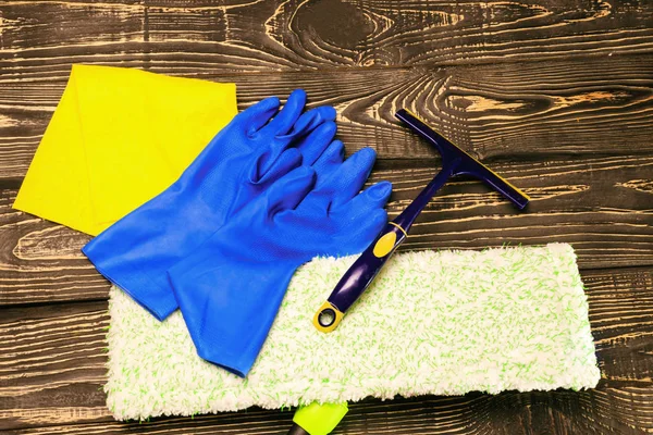 Donkere Houten Achtergrond Mop Handschoenen Een Schraper Voor Glazen Schoonmaakmiddelen — Stockfoto