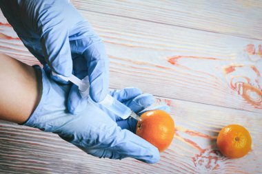 Şırınga mandarin dilinde olduğunu. Şırıngada mavi sıvıdır. Mandarin bir adam elinde olduğunu ve o mandarin enjeksiyon kontrol ediyor. Orada tonlama.