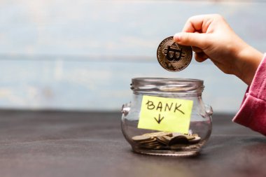 Fiziksel cryptocurrency altın sikke bitcoin. Nehrin çocukların yazı tura düşürür olduğu yerde bir banka yazıtlar. Metin için yer kopyalayın. Kesme sığ derinlik.