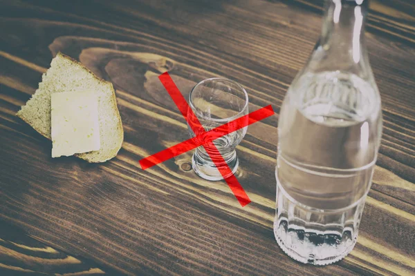 Ein Glas Reinen Alkohols Eine Flasche Und Ein Stück Brot — Stockfoto