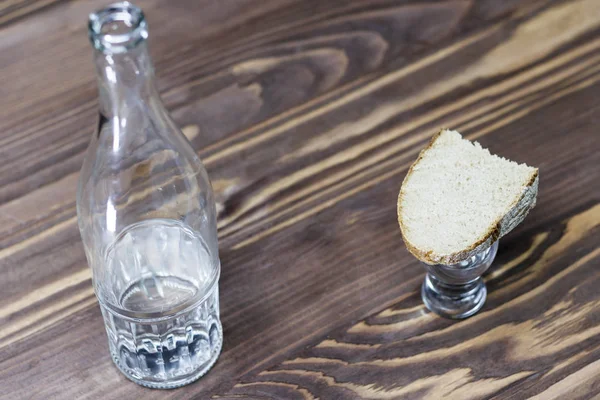Ein Glas Reinen Alkohols Eine Flasche Und Ein Stück Brot — Stockfoto