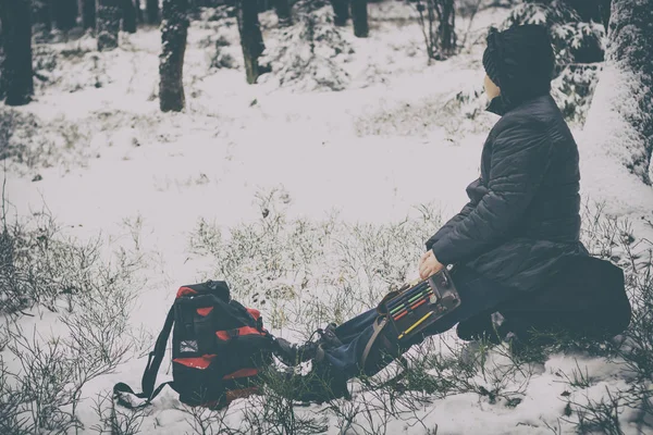 Hace Frío Invierno Está Nevando Chica Con Mapa Brújula Cuentakilómetros —  Fotos de Stock