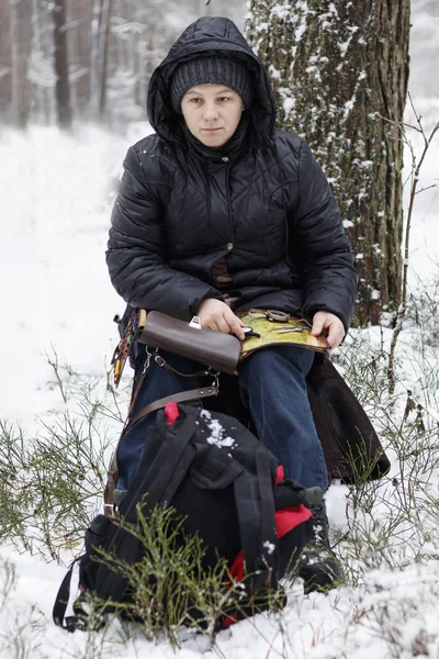 Frig Iarna Ninge Fata Hartă Busolă Odometru Mână Deschide Traseul — Fotografie, imagine de stoc
