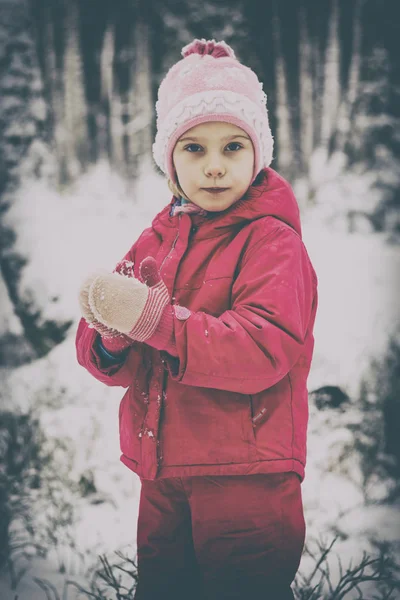 小女孩在她的怀里在雪中 在冬季公园 在雪地里玩 冬季的乐趣为孩子们 有调理 — 图库照片