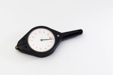 Su içinde bulunan antik bir kilometre sayacı çetele hayatta değildi. Orada tonlama.