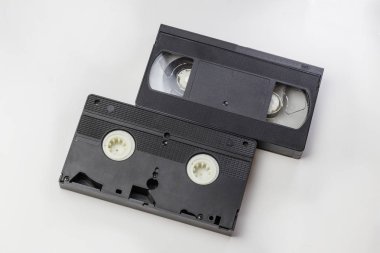 .üstten görünüm, kırpma yolu. beyaz bir arka plan üzerinde. yok yalıtım. Şeffaf Vhs kaset vücut tasarım düzeni. Retro tv kapak video şablonu. Tonlama ile analog bir kaset bir kopyasını.
