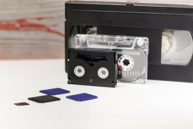 Büyük ve küçük videodur. Hafıza kartı video kaydetmek için. Mükemmel video depolama teknoloji kavramı. beyaz bir arka plan üzerinde. yok yalıtım. Orada tonlama.