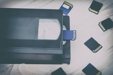 Büyük ve küçük videodur. Hafıza kartı video kaydetmek için. Mükemmel video depolama teknoloji kavramı. beyaz bir arka plan üzerinde. yok yalıtım. Orada tonlama