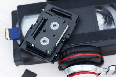 Büyük ve küçük videodur. Hafıza kartı video kaydetmek için. Mükemmel video depolama teknoloji kavramı. beyaz bir arka plan üzerinde. yok yalıtım. Orada tonlama