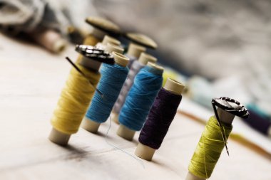 biriktiricileri iplik ve düğmeleri ve onları iğneler. Eskort kavramı mahkumlar kurşun ya da mahkum