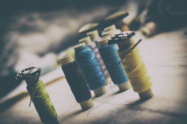 biriktiricileri iplik ve düğmeleri ve onları iğneler. Eskort kavramı mahkumlar kurşun ya da mahkum