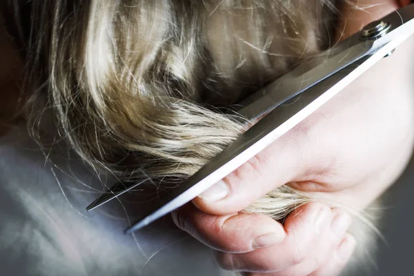 Grote Schaar Haar Geknipt Haar Meisje Blond Close Heb Toning — Stockfoto