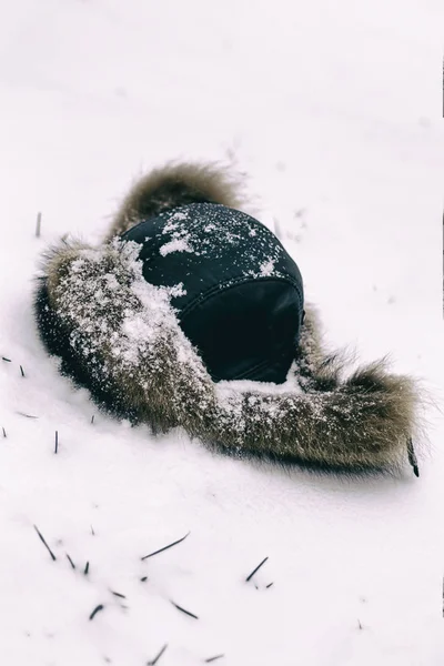 Chapéu Pele Inverno Coberto Neve Primeira Neve Caiu Tem Tonificação — Fotografia de Stock