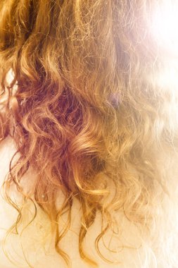 Altın bukleler kadın saç. yakın çekim. Orada tonlama.