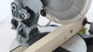 yüzünü gördüm. ahşap bir parça kesme. yakın çekim. sığ derinlik-in tarla.