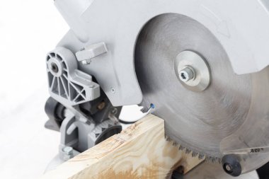 Güç kesilmiş ahşap bir parça dibinde gördüm. sığ derinlik-in tarla. tonlama var. Arka planı beyazdır. yalıtım.