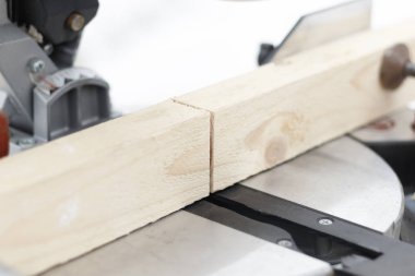 Güç kesilmiş ahşap bir parça dibinde gördüm. sığ derinlik-in tarla. tonlama var. Arka planı beyazdır. yalıtım.