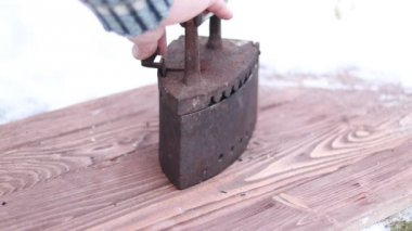 Sıcak, eski demir kömür ile. Eski şeyler. Retro vintage tarzı... Vintage demir. El açılır ve kapak kapatılır. kesme sığ derinlik