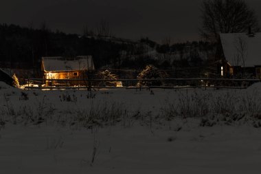 Kış. ahşap ev kar soğuktur. Artık ev çevresinde.