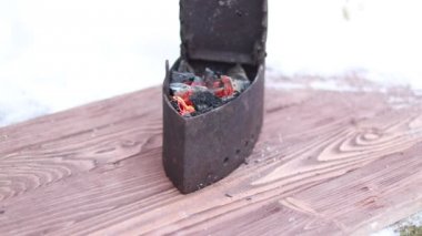 Sıcak, eski demir kömür ile. Eski şeyler. Retro vintage tarzı... Vintage demir. El açılır ve kapak kapatılır. kesme sığ derinlik