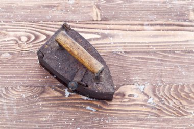 Kömürlerin Ütü için eski demir demir. Demir. ahşap arka plan üzerinde.