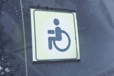 24 Aralık 2018. Beyaz Rusya köyü Chishevichi. Kış, soğuk, kar. Tabela arabanın camına yapıştırdım sarı bir arka plan üzerinde devre dışı. Orada tonlama.