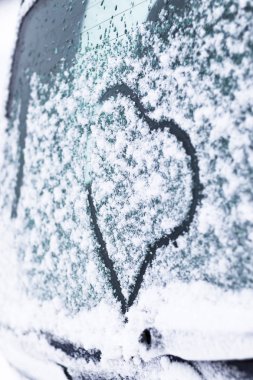 Kış, kar, soğuk. kalp boyalı araba camına. Orada tonlama
