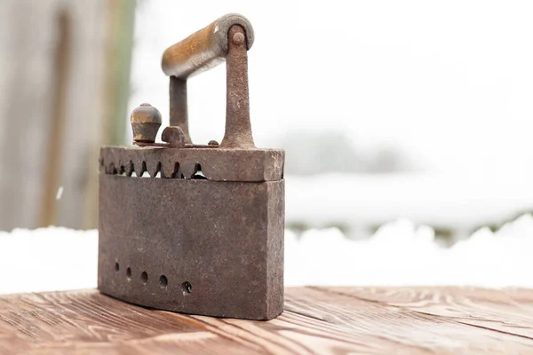 Ancien fer à repasser pour le repassage des charbons. Du fer. sur fond en bois — Photo