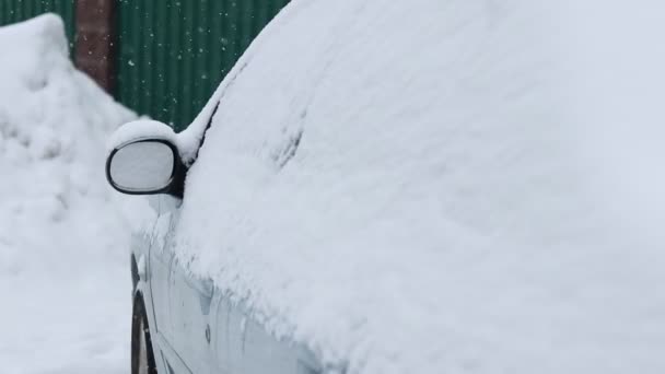 Зима Идет Снег Машина Вся Снегу Сосредоточься Зеркале Мелкая Глубина — стоковое видео