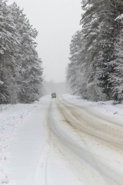 Kış, soğuk, kar. Kış yol ormanın içinden geçmektedir. o temiz değil.