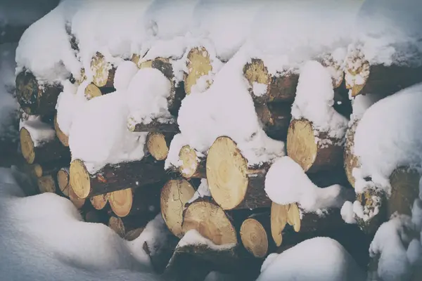 Winter Koud Sneeuwt Bos Gezaagd Voor Verwerking Gestapeld Een Stapel — Stockfoto