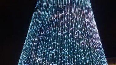 Noel ağacı. sokak üzerinde bulunan. sığ derinlik-in tarla. Çekim gerçekleşti akşam geç.