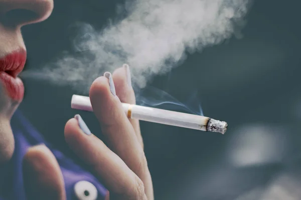 Dívka Pouze Její Rty Vydechuje Kouř Držící Cigaretu Ruce Malou — Stock fotografie