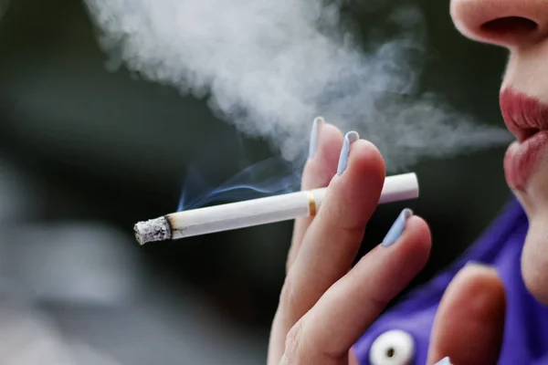 Dívka Pouze Její Rty Vydechuje Kouř Držící Cigaretu Ruce Malou — Stock fotografie
