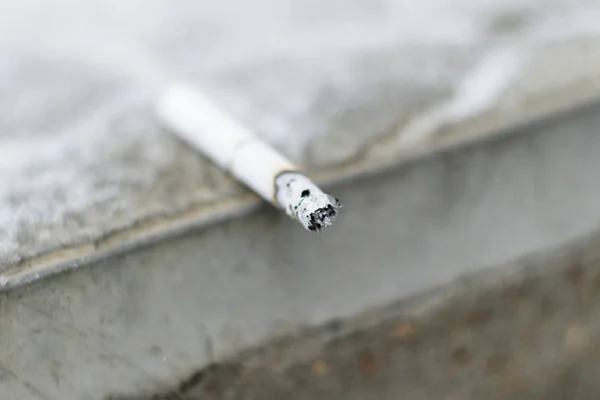 Мелкая Глубина Резкости Сигареты Тлеющие Ложь Бетонной Ступеньке — стоковое фото