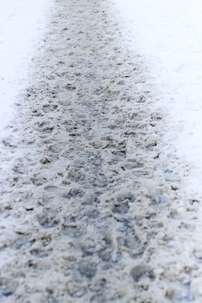 Kışın kar. trodden yolu. birçok ayak izleri. Onlar kirli